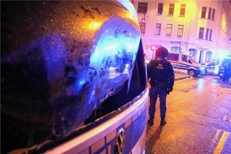 In Freiberg Polizeisperre überwunden: 23-Jähriger soll 6400 Euro Strafe zahlen - An der Kreuzung Schönlebestraße/Berthelsdorfer Straße in Freiberg war es am 10. Januar 2022 zu tätlichen Angriffen auf Polizeibeamte gekommen. Dabei war auch ein Einsatzfahrzeug beschädigt worden.