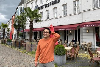 In Freiberg war er ein Star: Wie Opernsänger Elias Gyungseok Han in Bremen durchgestartet ist - Opernsänger Elias Han, einst in Freiberg Publikumsliebling, vor dem Theater Bremen. Übrigens trägt er in der Freizeit immer noch gern ein Basecap und ist mit dem Fahrrad unterwegs. Sein Mitte der1980er-Jahre produziertes Diamant-Fahrrad steht allerdings gerade im Keller. „Das will ich in den Theaterferien reparieren“, sagt er.