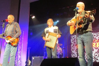 In Gedenken an John Lennon: Song aus Glauchau jetzt auf CD - Chas Newby, Edmund Thielow, Karsten Steinert und Rod Davis (v. l.) spielen „Lost John“ live im Stadttheater.