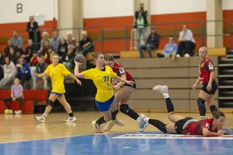 In Gelb erfolgreich: Zwickauer Handballtalente jubeln unter dem Dach des HC Leipzig - Drei Tore steuerte Neele Reuter (am Ball) am Sonntag zum Erfolg gegen den Frankfurter HC bei.