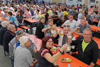 In Gersdorf wird aufs Reinheitsgebot angestoßen - Einen Besucheransturm gab es am Sonntag beim Frühschoppen im Hof der Glückauf-Brauerei in Gersdorf.