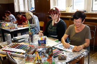 In Glauchau kann sich jeder als Künstler versuchen - Beate Helbig (r.) und Emma Dietrich beteiligten sich 2023 an der Glauchauer Sommerkunstwerkstatt.