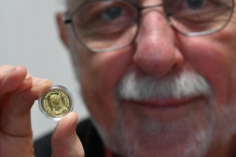 In Gold und Silber: Freiberger Münzfreunde erinnern an Stadtgründer Otto - Helmut Herholz von den Freiberger Münzfreunden zeigt die Elbegoldmedaille mit Elisabeth auf der Rückseite.
