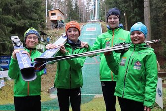 In Grüna auch im Frühling: Mit Skiern durch den Wald - Es läuft prima für die Grünaer Nachwuchsskispringer Leonard Guth, Nicklas Märker, Björn Börnig und Nora Kunis (von links). 