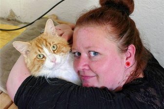 In Grünhainichen schwer verletzter Kater Dom bekommt ein stärkeres Beruhigungsmittel - Susan Bothmann mit ihrem Kater Dom.