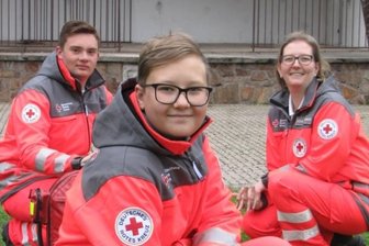 In guten Händen beim Teichfest - Leon Döppling sowie Leon Pascal und Katja Alexandrowitz (v. l.) sind auf ihren Einsatz beim diesjährigen Teichfest vorbereitet. Insgesamt werden etwa zehn Aktive der DRK-Ortsgruppe vor Ort sein. 