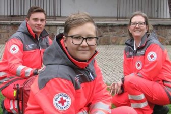 In guten Händen beim Teichfest - Leon Döppling sowie Leon Pascal und Katja Alexandrowitz (v. l.) sind auf ihren Einsatz beim diesjährigen Teichfest vorbereitet. Insgesamt werden etwa zehn Aktive der DRK-Ortsgruppe vor Ort sein. 
