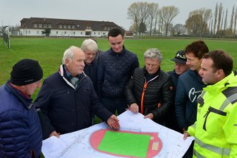 In Hainichen beginnen Arbeiten für neue Leichtathletikanlage - Nach dem ersten Spatenstich haben sich am Donnerstag die Vertreter der Verwaltung und Sportler den Bauplan für das neue Sportforum an der Pflaumenallee in Hainichen angeschaut.