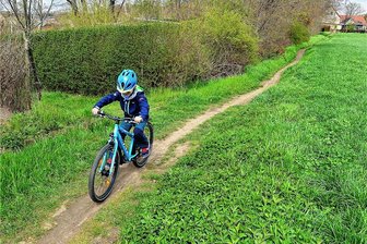 In Hainichen wird 2023 ein Radweg gebaut: Der ist nur 142 Meter lang - Der Trampelpfad zwischen Lerchenweg und der Straße am Bad in Hainichen wird zum Radweg ausgebaut.