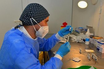 In Hainichen wird nun an mehreren Tagen geimpft - Konrad Mühmel, Apotheker und Mitglied des DRK-Ortsvereins Frankenberg, stellt den Impfstoff zur Verfügung. Foto: Falk Bernhardt/Archiv