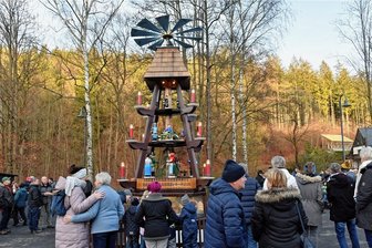 In Hammerleubsdorf drehen die Dorf-Originale ihre Runden - In Hammerleubsdorf ist zum 34. Mal die Ortspyramide angeschoben worden. 