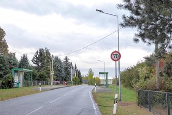 In Hartmannsdorf leuchten Straßenlaternen jetzt mit Sonnenenergie - Die neu installierte Solarbeleuchtung an der Limbacher Straße. Die Nutzung der Sonnenenergie soll für eine saubere und kostengünstige Beleuchtung sorgen.