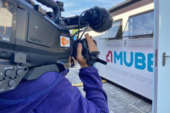 In Hauptnachrichtensendung „Heute“: ZDF berichtet über rollende Augenarztpraxis im Vogtland - Die rollende Praxis im Visier hatte in dieser Woche eine Kamerafrau des ZDF in Auerbach.