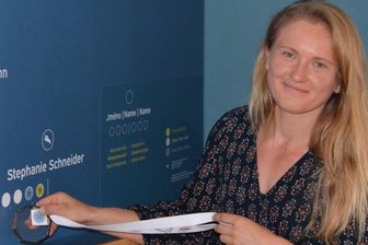 In hochdekorierter Gesellschaft - Insgesamt sechs "Medaillenpünktchen" hat Bobpilotin Stephanie Schneider in Oberwiesenthal an die Ehrenwand kleben dürfen. 