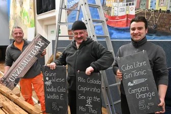 In Hohenfichte drängt der Elferrat an die Macht: Die Unzumutbar-Bar für den Fasching wird schon aufgebaut - Kai Sackwitz. Andreas Heinze und Tom Wiedemann (v. l. n. r) bauen die Unzumut-Bar in Hohenfichte auf. Die Schilder sind geschrieben.