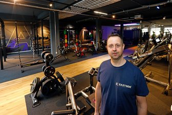 In Hohenstein-Ernstthal gibt es jetzt Fitness rund um die Uhr mit KI, Computer und virtuellem Trainer - Ronny Engel, Chef von „Lila Fitness“, im neuen Studio in Hohenstein-Ernstthal.