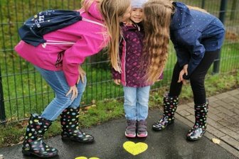 In Jahnsdorf gibt es jetzt "Plätze zum Küssen" - Clara, Marlene und Dorothee Hänel haben den "Place to kiss" ausprobiert - mittlerweile gibt es in Jahnsdorf bereits drei solcher "Plätze zum Küssen".  