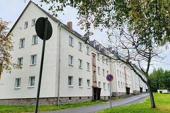 In Johanngeorgenstadt fallen weitere 390 Wohnungen - Mieter sauer - Der Wohnblock Am Schimmelfelsen 23 bis 29: Obwohl schon einmal saniert, soll er Ende des kommenden Jahres abgerissen werden.