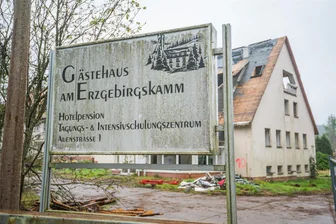 In Johanngeorgenstadt verschwindet eine von vielen Brachen - Das Gästehaus am Erzgebirgskamm in Johanngeorgenstadt steht seit langem leer. Jetzt wird es abgerissen.