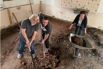 In Kaninchenhalle in Mülsen wird gebaut - Der Heimat- und Brauchtumsverein baut neue Toiletten. Im Bild: Harry Sakschewski, Marcus Kästner und Karin Heidel (von links). 