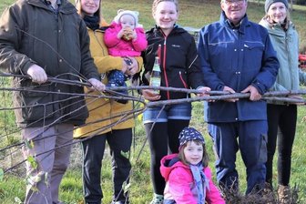 In Kirchbach schlägt eine Herzogin Wurzeln - Baumübergabe in Kirchbach: Jörg Semmig, Geschäftsführer des Landschaftspflegeverbandes Mulde/Flöha, Nancy und Lotte Euringer, Lilly Erler, der Kirchbacher Ortsvorsteher Rainer Weigand und Juliane Seidel, Mitarbeiterin des Landschaftspflegeverbandes (v. l.). Vorn Elsa Euringer.