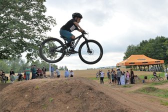 In Kirchberg geht es hoch hinaus: Dirt-Bike-Strecke eröffnet - Pepe Oettel aus Kirchberg ist zwar erst acht Jahre alt. Auf dem Parcours wagt er sich trotzdem schon an schwierige Sprünge.