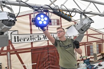 In Kirchberg wird am Samstag Oktoberfest gefeiert - In Kirchberg laufen die Vorbereitungen fürs Oktoberfest – im Bild David Kuklok beim Aufbau.
