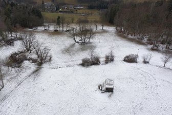 In kleinem Dorf im Erzgebirge dreht sich nach drei Jahren Pause wieder der Lift - Auf dem Skihang in Herold liegt inzwischen deutlich mehr Schnee als auf diesem Bild.