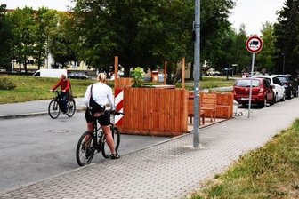 In kleinen Schritten zu neuer Mobilität - Deplatziert oder zielführend? Das sogenannte Parklet an der Zeisigwaldstraße, eines von zwei im Rahmen der Numic-Studie aufgestellten, wirkt etwas verlassen. 