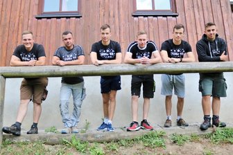 In Kleinhartmannsdorf wackelt zwei Tage lang die Hütte 98 - Toni Maciej (3.v.r.) und seine Mitstreiter haben mit mehreren Arbeitseinsätzen das Jubiläum "25 Jahre Hütte 98" vorbereitet.