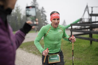 In knapp neun Stunden: Klingenthaler läuft von Garmisch-Partenkirchen auf den Mount Everest - Ultraläufer Thomas Ungethüm aus Klingenthal hat in Garmisch-Partenkirchen eine außergewöhnliche Herausforderung mit Bravour gemeistert.