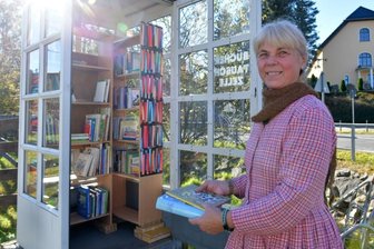 In Kühlschrank oder Telefonzelle: Wo der Büchertausch floriert - Regina Kuttig betreut in St. Michaelis auf ihrem Grundstück eine Bücherzelle. Erst vor wenigen Tagen erlebte sie dabei eine böse Überraschung.