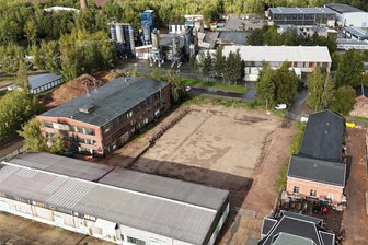 In Kürze eröffnet in Oelsnitz die Kohlewelt – Doch was wird aus der Turrell-Halle? - Dass dort nichts zu sehen ist, ist ein Fortschritt: Wo derzeit eine Brachfläche grüßt, verfiel jahrelang die Halle 18 in Oelsnitz vor sich hin.