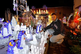 In Kuhschnappel werden wieder Tausende Lichter strahlen - Piet Ahnert hat wieder Hunderte Leuchtfiguren aufgestellt.