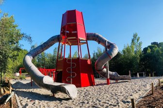 In Kurort im Erzgebirge entsteht für fast zwei Millionen Euro ein neuer Erlebnisspielplatz: Erste Attraktion schon da - Ein zentrales Element des neuen Spielplatzes in Niederschlema steht schon: Es soll an einen Gießereiturm erinnern und zum Entdecken einladen.