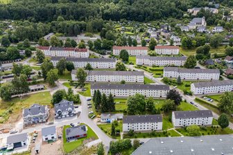 In Kurort im Erzgebirge werden mehrere Wohnblöcke abgerissen – das löst Kritik aus - Gebaut, als in Bad Schlema Wohnungsnot herrschte: die Häuserzeilen an der Rathausstraße.