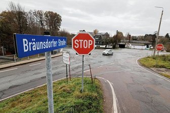 In Langenchursdorf soll fast drei Jahre lang gebaut werden - Die größte Kreuzung in Langenchursdorf soll einschließlich der Bushaltestelle von 2023 bis 2025 umgebaut werden. Für die Arbeiten sind mehr als drei Millionen Euro veranschlagt. 