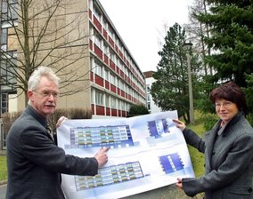 In leeren Plattenbau zieht wieder Leben ein - 
              <p class="artikelinhalt">Die Wohnungen am Zschopauer Stadtrand sollen alle einen Balkon bekommen. Karl Friedrich Schmerer, Geschäftsführer der Heim gGmbH, und Koordinatorin Ehrentraut Ott sind von den Plänen überzeugt. </p>
            