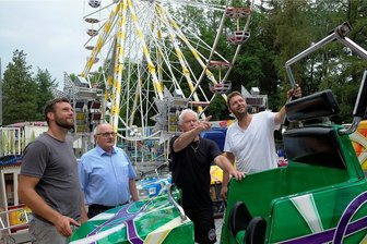 In Lengenfeld geht es drei Tage lang rund - Beratung im Schaustellerviertel des Festgeländes. Von links: Patrick Plaenert vom "Europa-Riesenrad", Bürgermeister Volker Bachmann, Schausteller-General Peter Walz und Georg Pilz von "Breakdance Pilz".