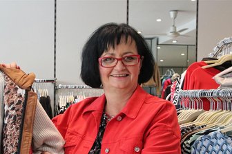 In Lengenfeld gibt es Geschenke auch noch nach Weihnachten - Gabriela Krauthahn und der Gewerbeverein laden zur Verlosung ein.