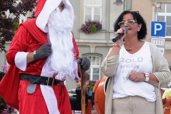 In Lengenfeld kommt der Weihnachtsmann im Sommer - Die Vorsitzende des Gewerbevereins, Gabriela Krauthahn, begrüßt den Weihnachtsmann. 