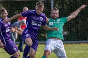 In letzter Sekunde auf Platz 2 - Die Lichtenberger Kicker, hier mit Torsten Hauswald (r.), holten am Sonntag den vierten Sieg im fünften Spiel. 