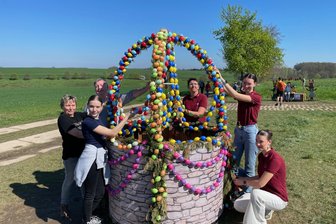 In Lichtenau steigt die Spannung: Gibt es einen neuen Rekord auf dem Ostereierweg? - Die Familien Watenberg und Jahn haben den Ostereier-Wanderweg vor fünf Jahren ins Leben gerufen. In diesem Jahr bauten sie einen Osterbrunnen.