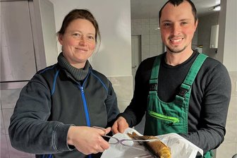 In Lichtenberg gibt es Karpfen nicht nur zu Silvester - Katrin Kaiser (l.) und Ferdinand Schwarze (r.) bieten neben geräucherter Forelle auch Karpfen, Saibling und andere Fische im Hofladen an. 