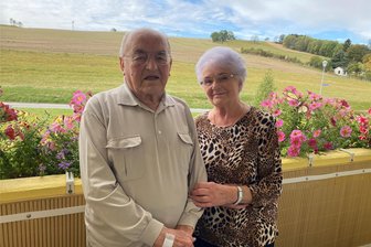 In Lichtenberg im Erzgebirge wird die Talsperre abgelassen – warum wurde sie gebaut? - Manfred Haselbacher und Ingeborg Schwarz, beide 94, auf dem Balkon ihrer Wohnung in Dorfchemnitz. Haselbacher war einst der Wasserbeauftragte im Kreis Brand-Erbisdorf und kann viel über die Talsperre Lichtenberg erzählen.