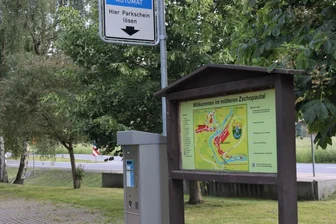 In Lichtenwalde und Braunsdorf wird das Parken teurer - Auf dem Wanderparkplatz an der Eisenbahnbrücke in Braunsdorf kostet das Tagesticket ab August 4 Euro.