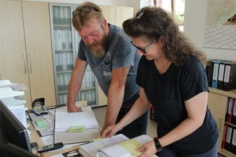 In Limbach kaum noch Investitionen möglich - Bürgermeister Jens Göbel - hier im Vorjahr nach seinem Amtsantritt - mit Gemeindemitarbeitern Manuela Schmidt.