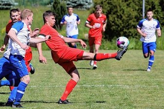 In Lößnitz lockt eine süße Traube - Luca Groß balanciert den Ball in dieser Szene im Spiel gegen Glauchau auf dem Fuß. Am Sonnabend hat sein Team Heimvorteil - und die große Chance, den Klassenerhalt fix zu machen. 