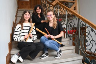 In Lübeck erfolgreich: Junge Vogtländer sahnen bei Musikwettbewerb ab - Heidi Manz und Marielle Weck (vorn) mit ihrer Musikschullehrerin Uta Hopfer steht die Freude über den Wettbewerbserfolg noch ins Gesicht geschrieben.