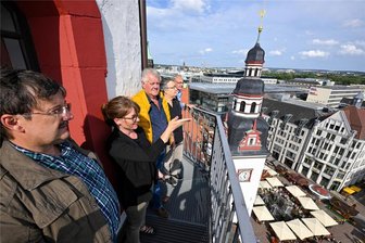In luftiger Höhe: Der Schatz des letzten Türmers von Chemnitz - Cornelia Siegel (2.v.l.) präsentiert den ersten Besuchern der neuen Dauerausstellung im Rathaus die Sicht von der Aussichtsplattform des Hohen Turmes. Der Turm ist zum einen Glockenturm der Jakobi-Kirche, zum anderen arbeitet in den unteren Stockwerken die Stadtverwaltung.